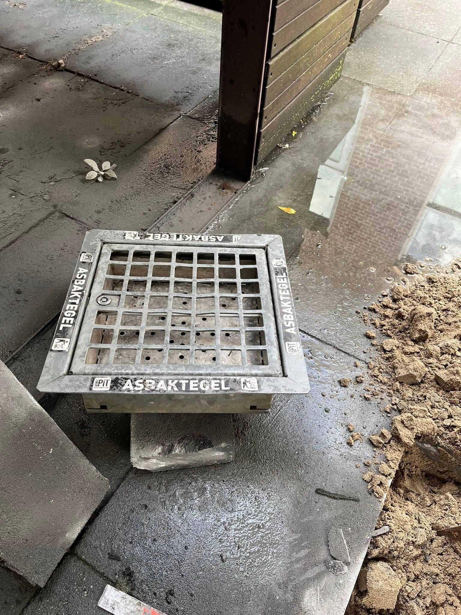 Sigarettentegel geplaatst en vlaggenhouder gemonteerd