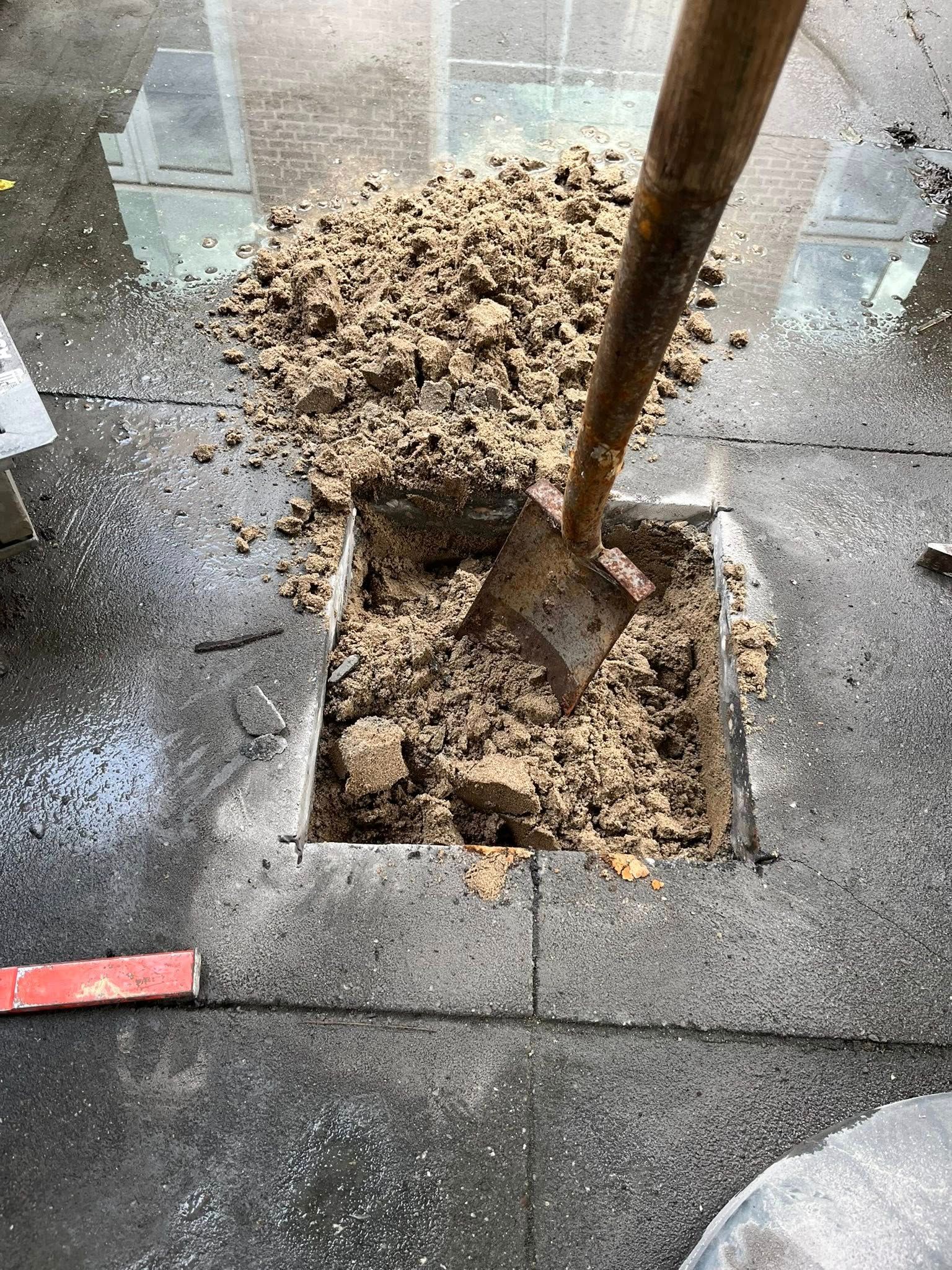 Sigarettentegel geplaatst en vlaggenhouder gemonteerd