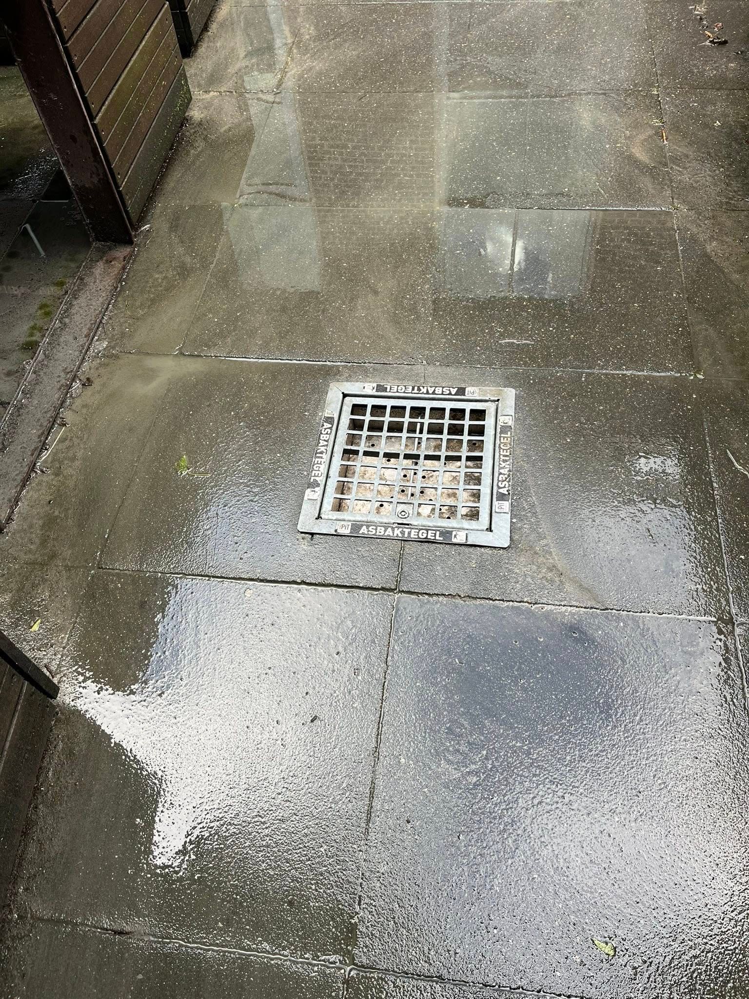 Sigarettentegel geplaatst en vlaggenhouder gemonteerd