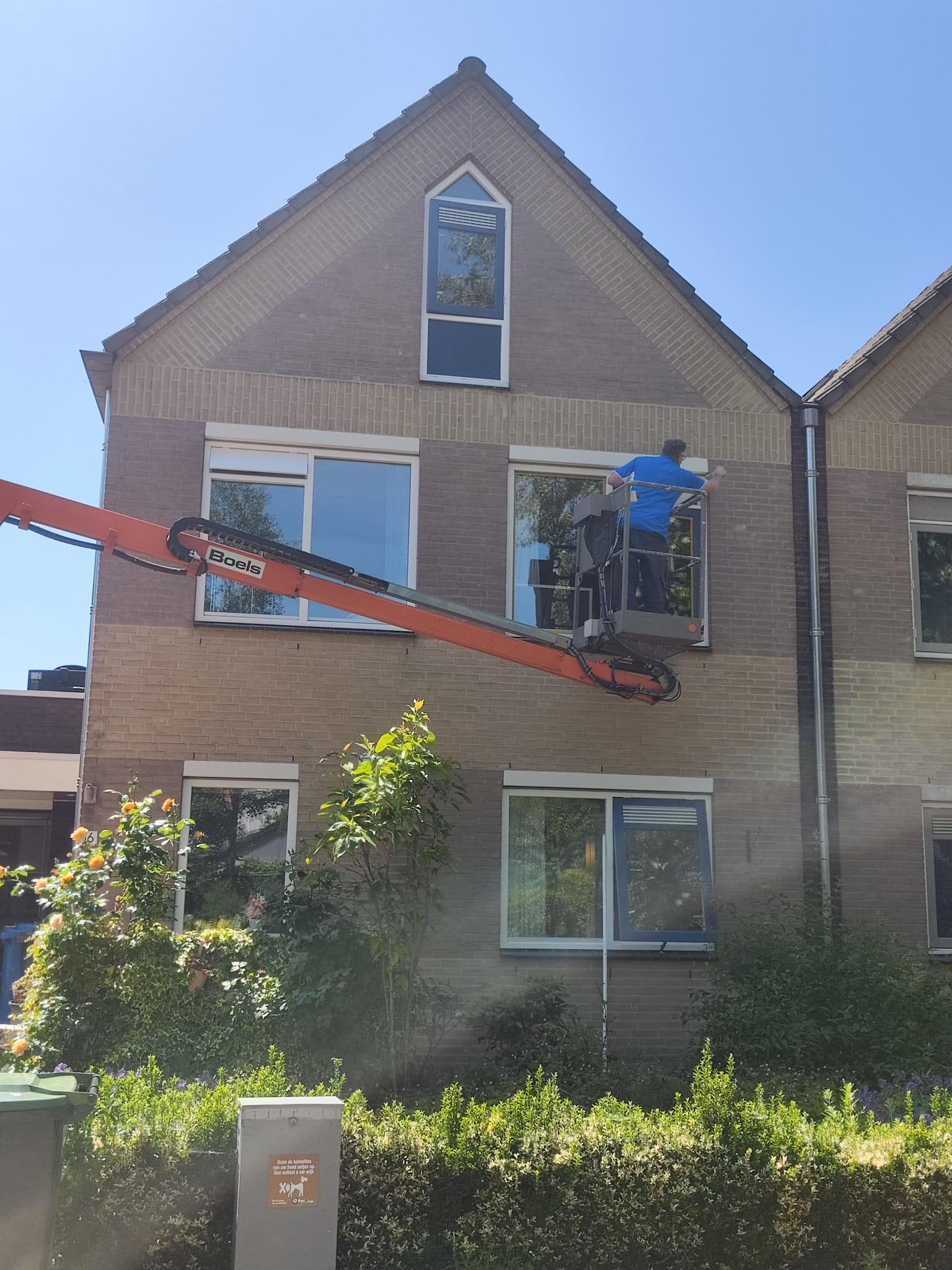Onderhoud en schilderwerk van kozijnen met openslaande ramen