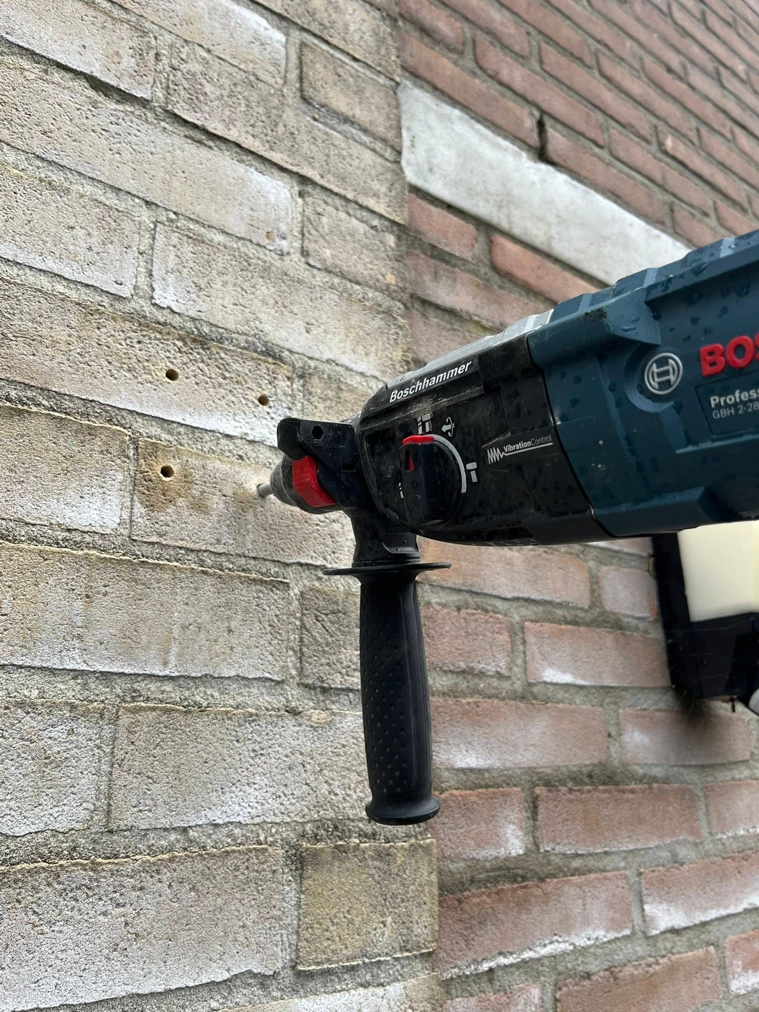 Sigarettentegel geplaatst en vlaggenhouder gemonteerd