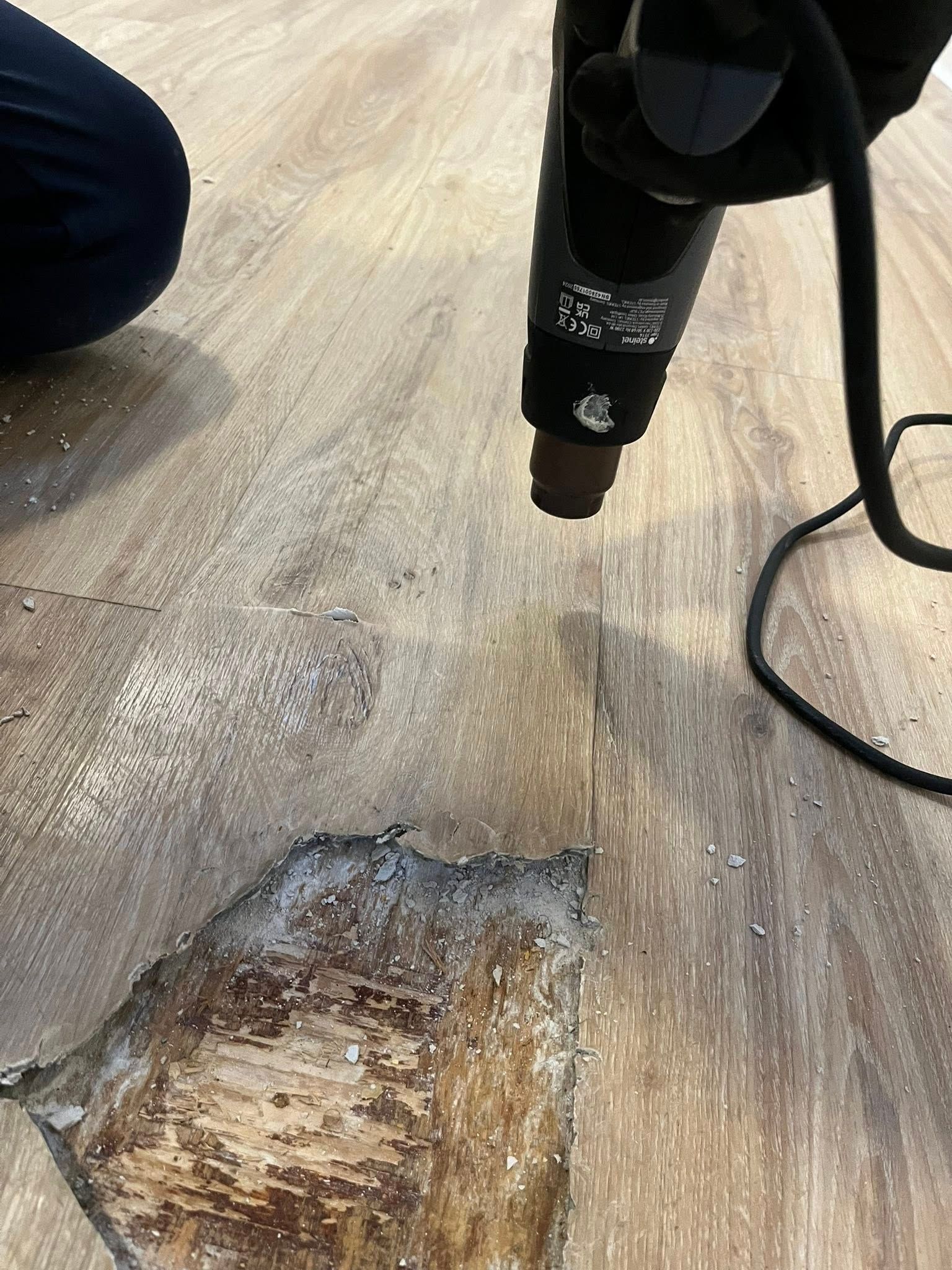 Muren opgeknapt en PVC vloer gerepareerd