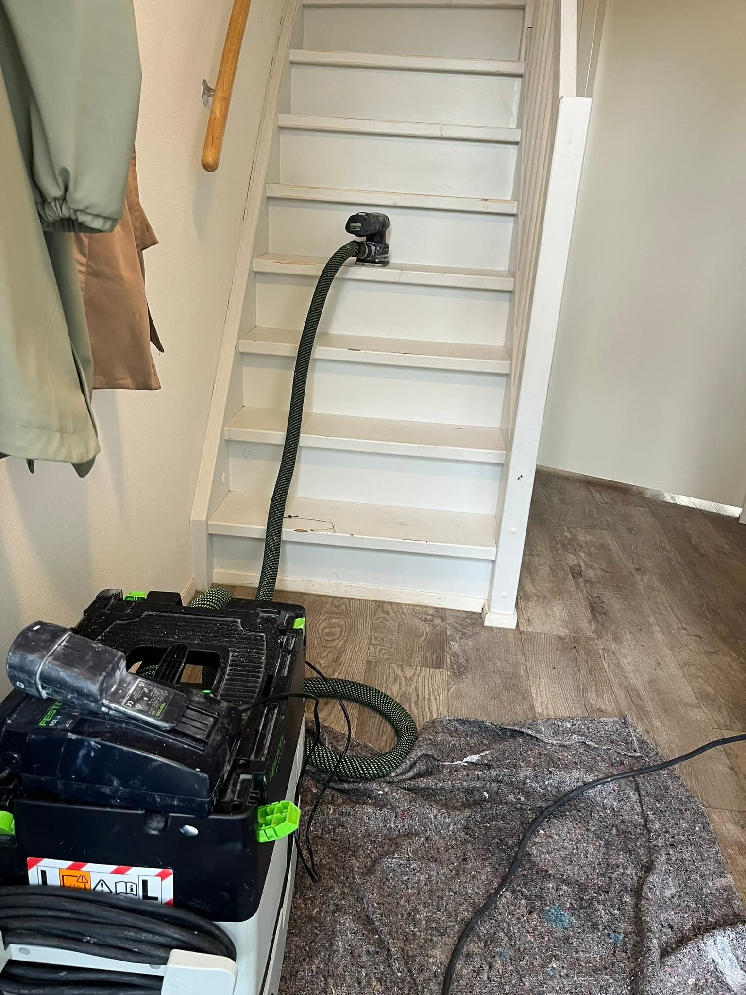 Trap schilderen en halve manen geplaatst