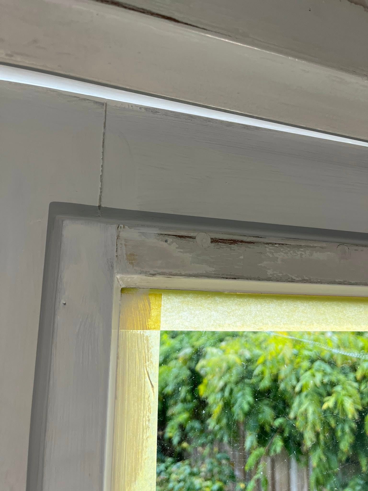 Twee trappen en kozijnen weer strak in de verf