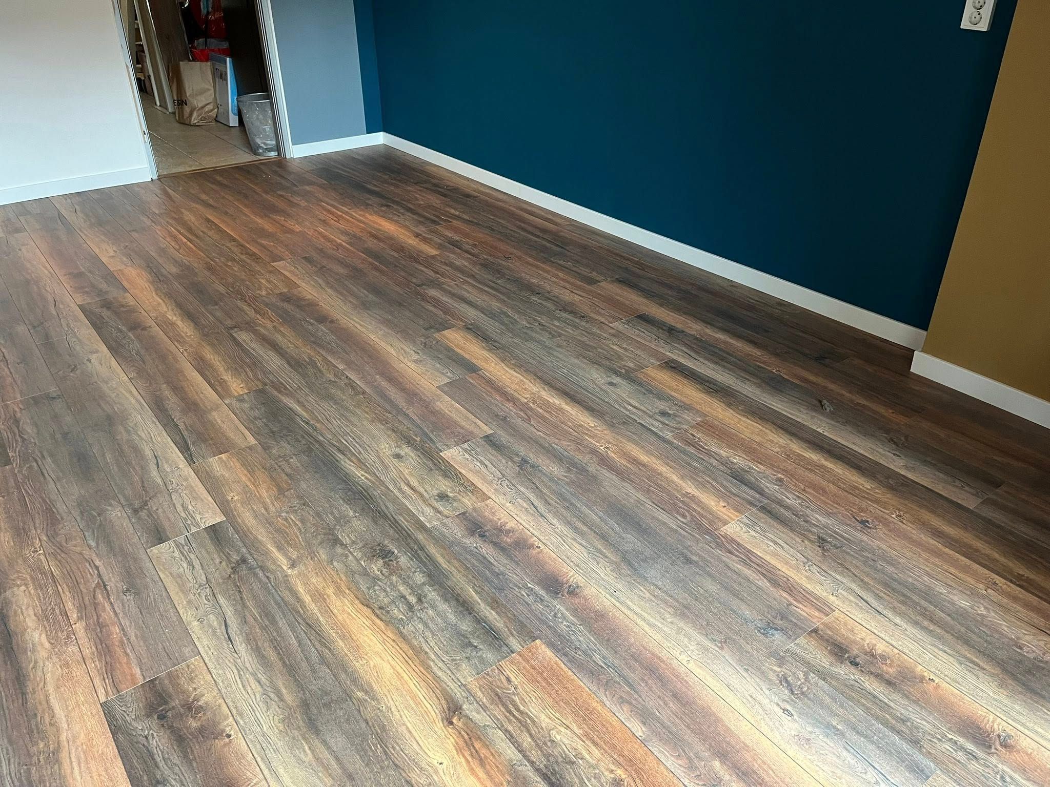 Koof op maat en laminaat gelegd