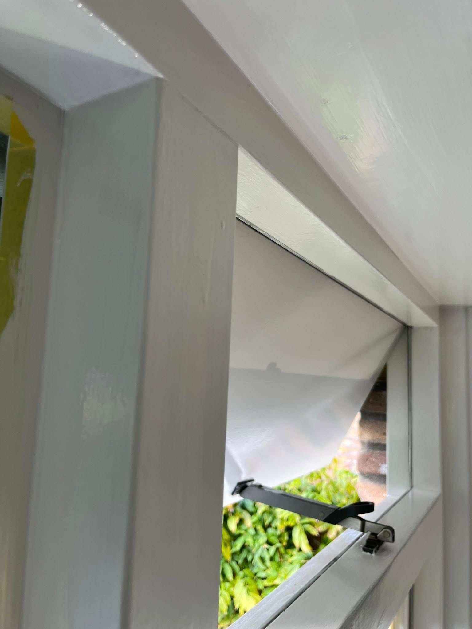 Twee trappen en kozijnen weer strak in de verf