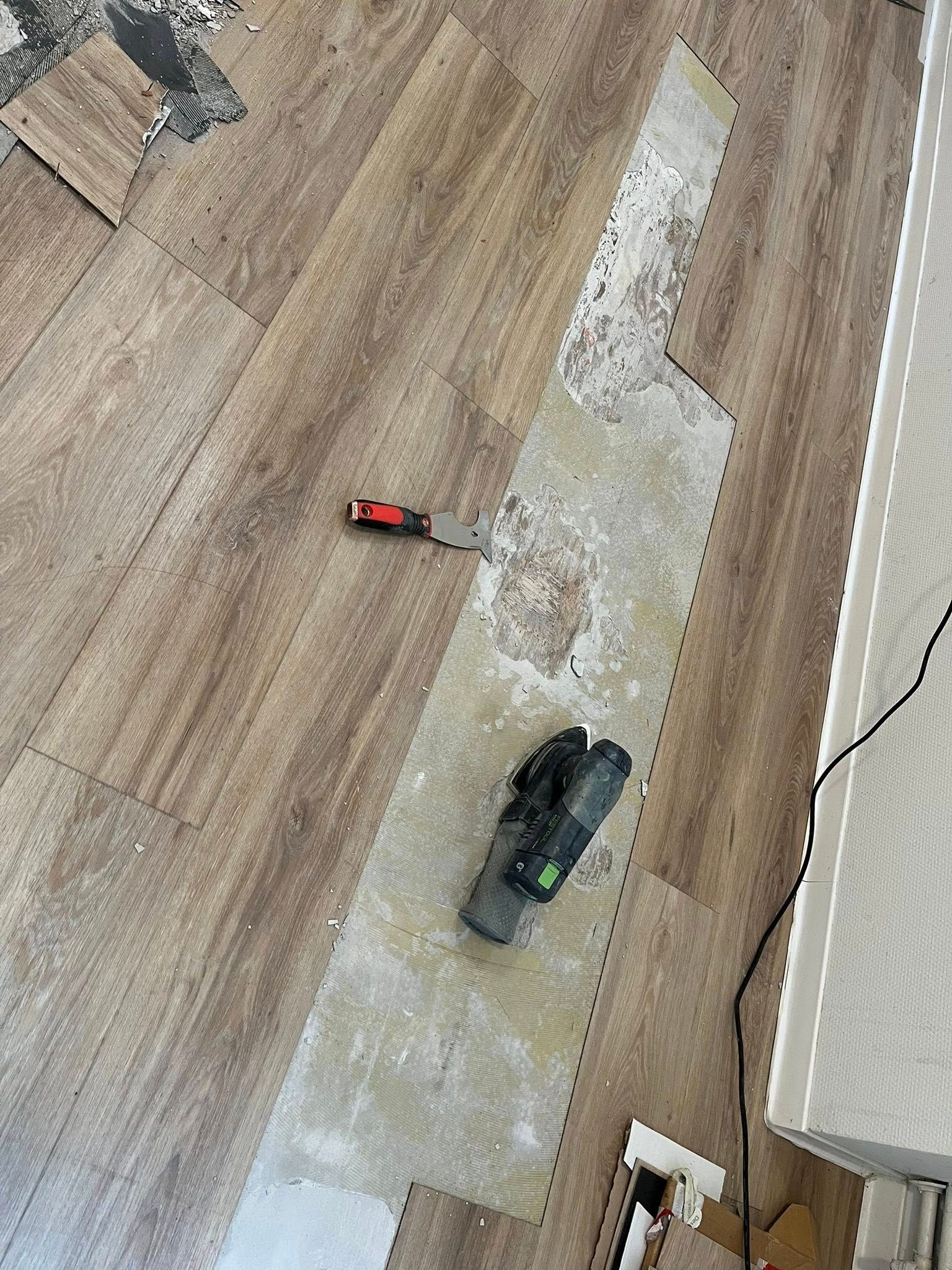 Muren opgeknapt en PVC vloer gerepareerd