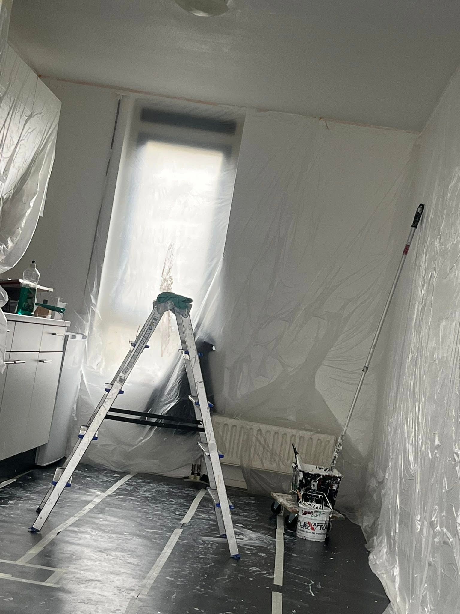 Fris plafond na sauswerk
