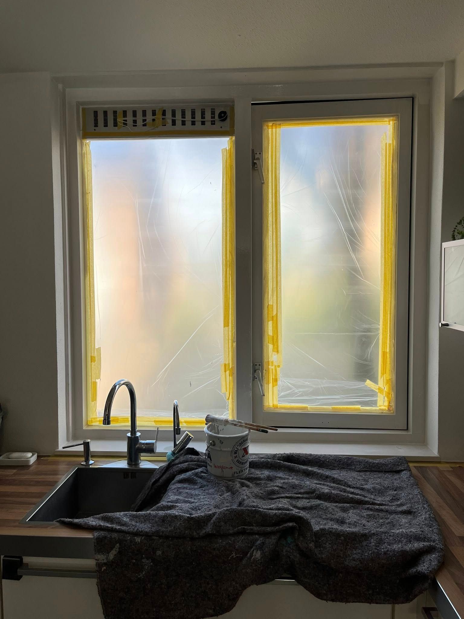 Twee trappen en kozijnen weer strak in de verf