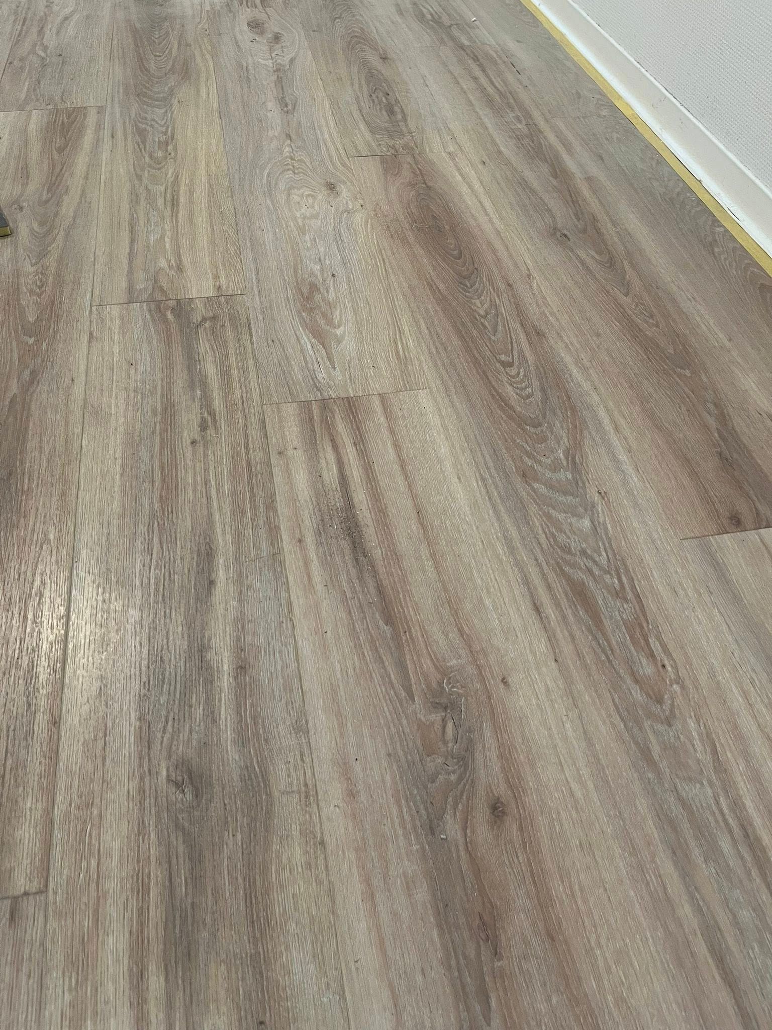 Muren opgeknapt en PVC vloer gerepareerd