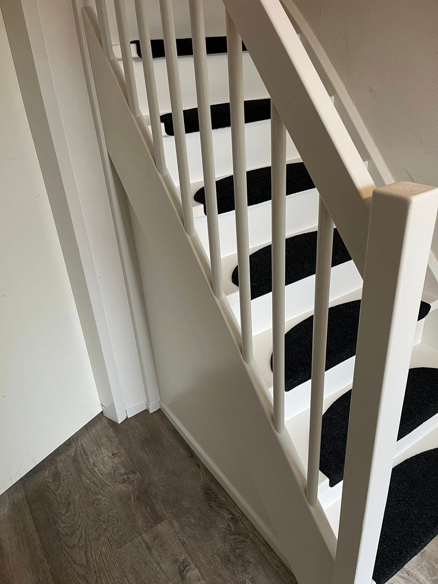 Traprenovatie met schilderwerk en halve manen