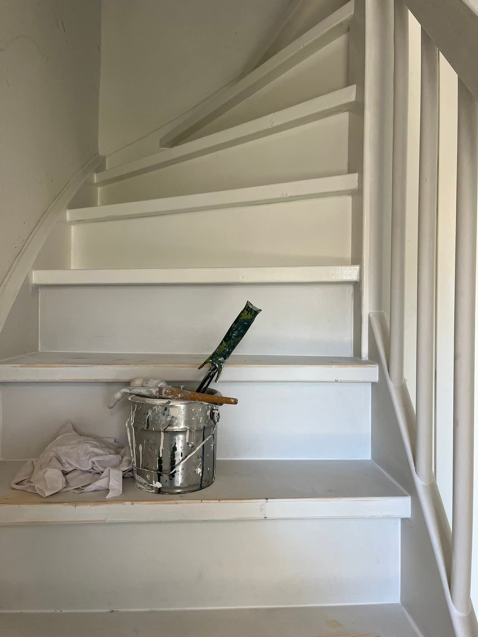 Trap schilderen en halve manen geplaatst