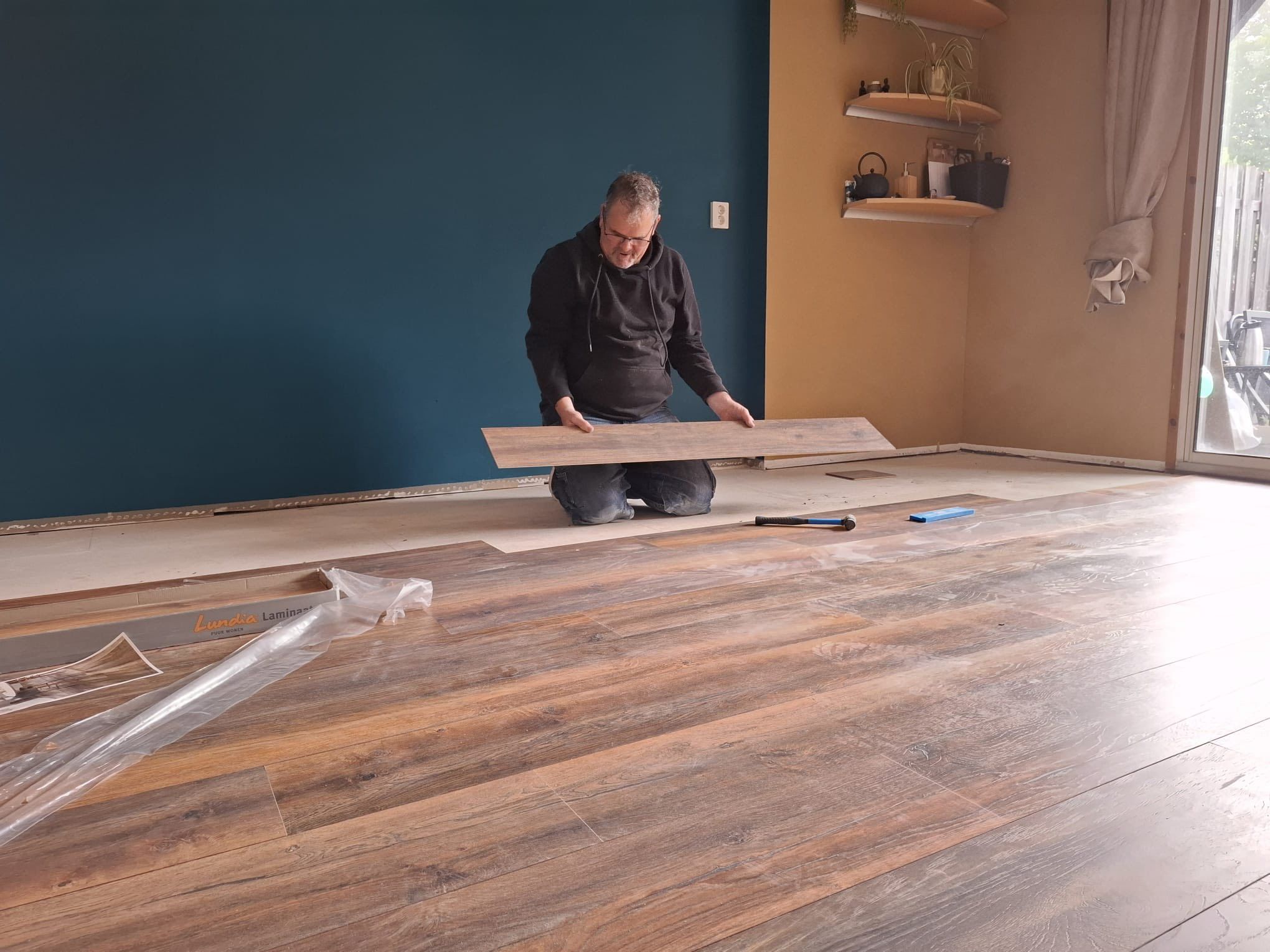 Koof op maat en laminaat gelegd