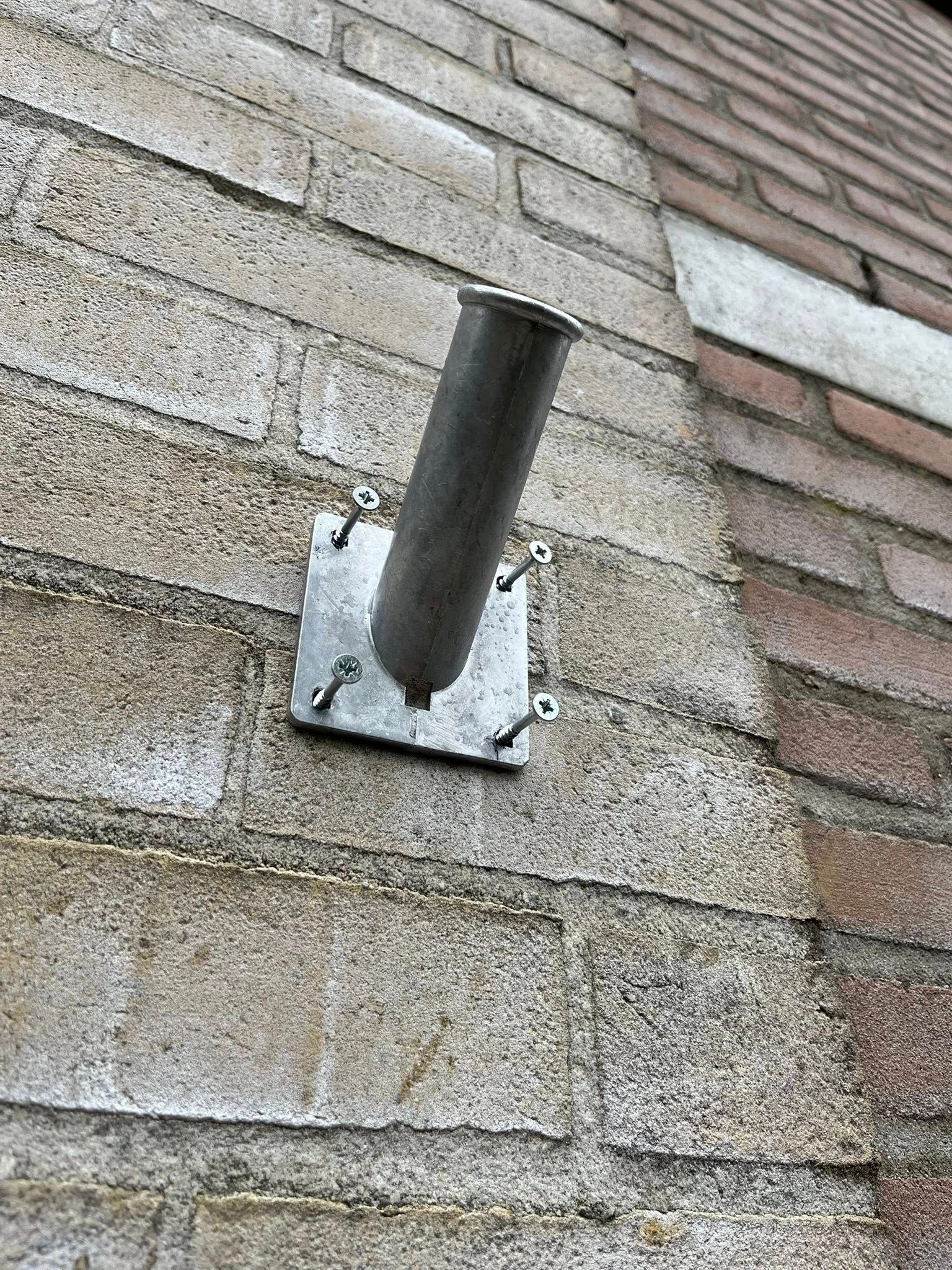 Sigarettentegel geplaatst en vlaggenhouder gemonteerd