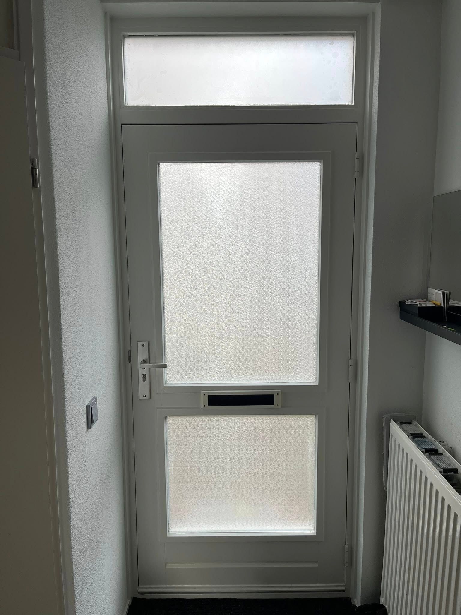 Twee trappen en kozijnen weer strak in de verf