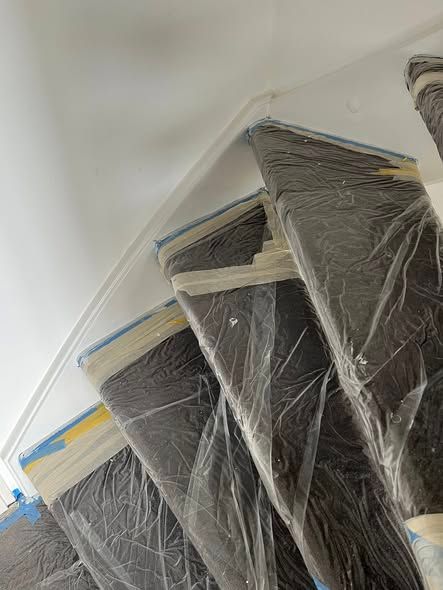 Twee trappen en kozijnen weer strak in de verf