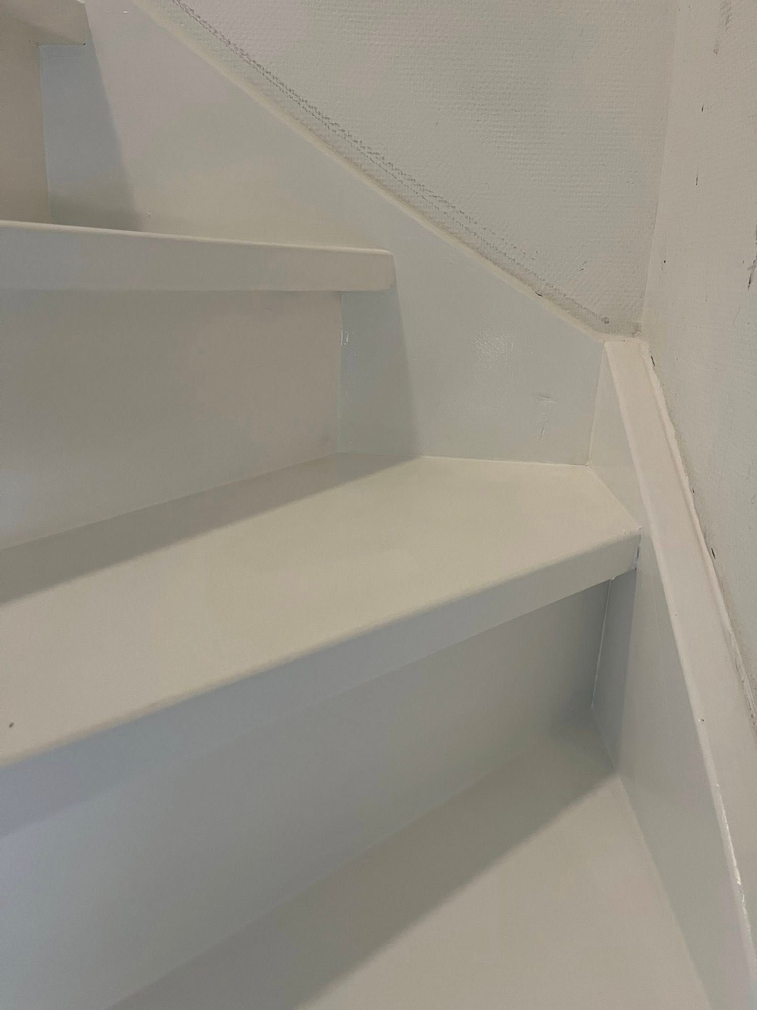 Traprenovatie met schilderwerk en halve manen