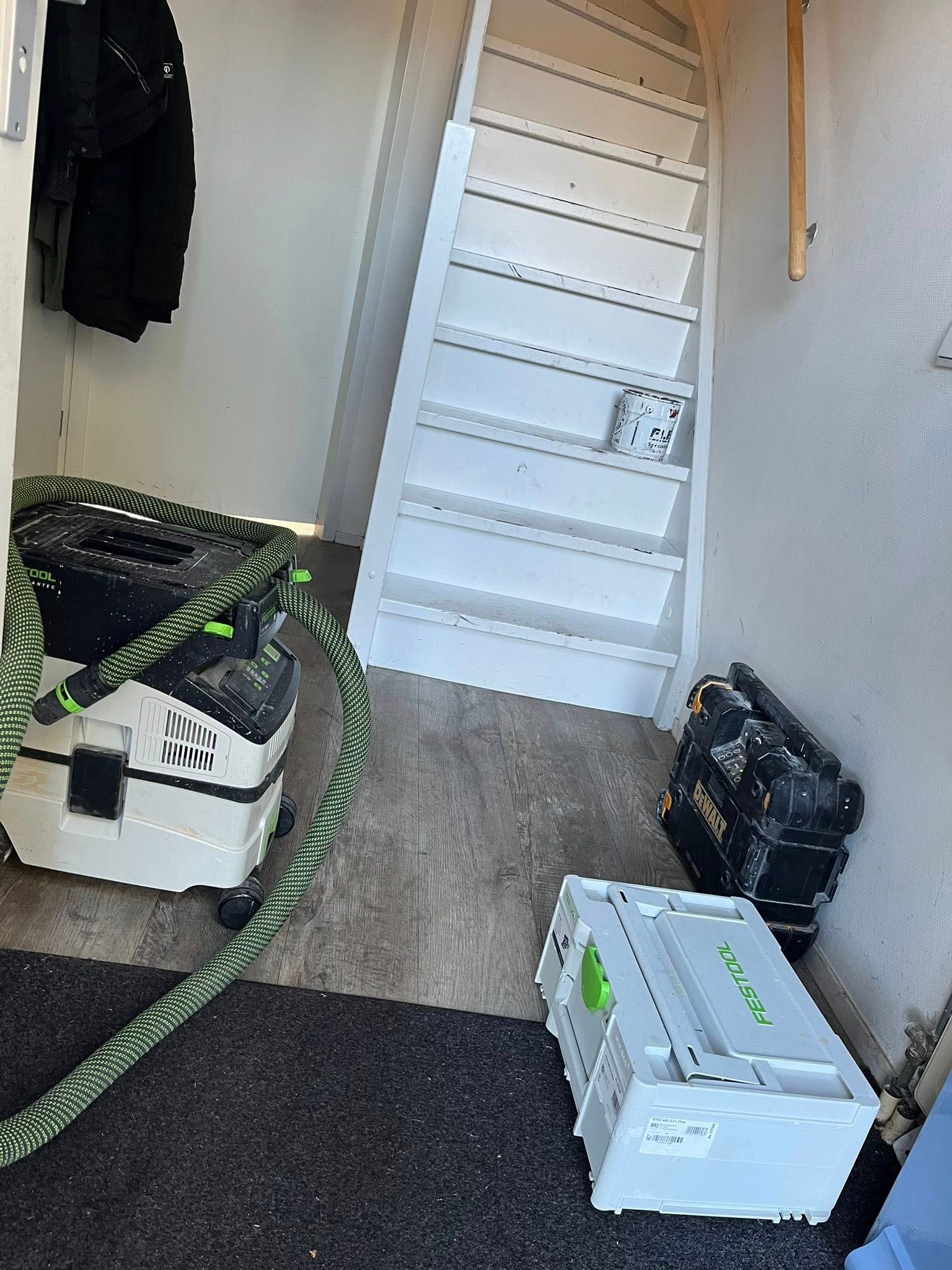 Traprenovatie met schilderwerk en halve manen