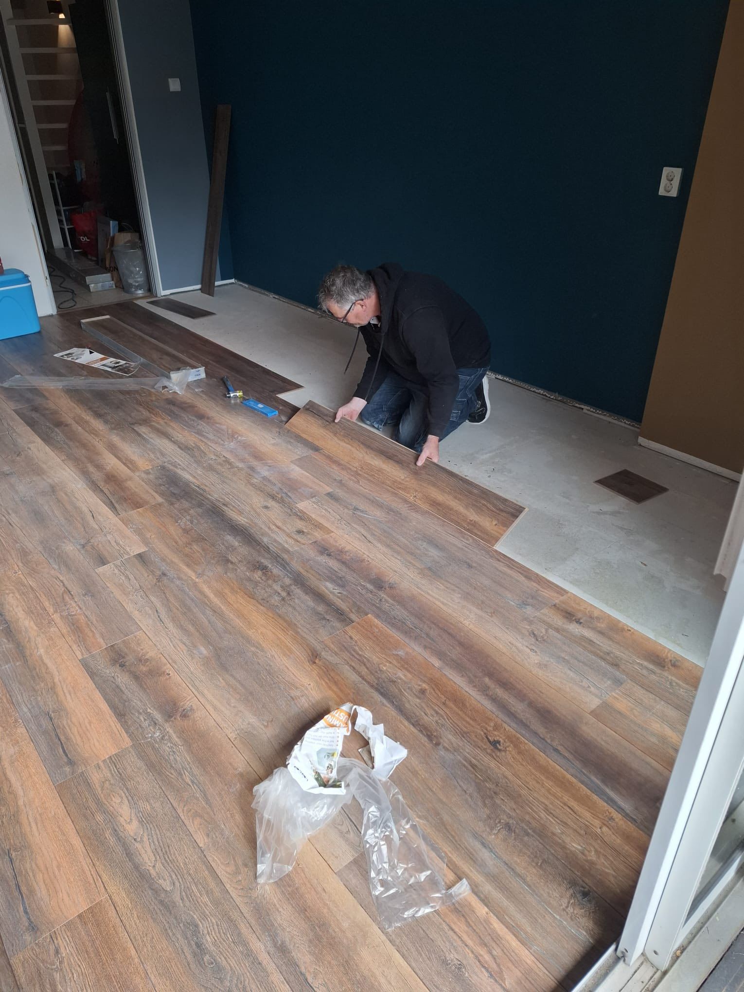 Koof op maat en laminaat gelegd