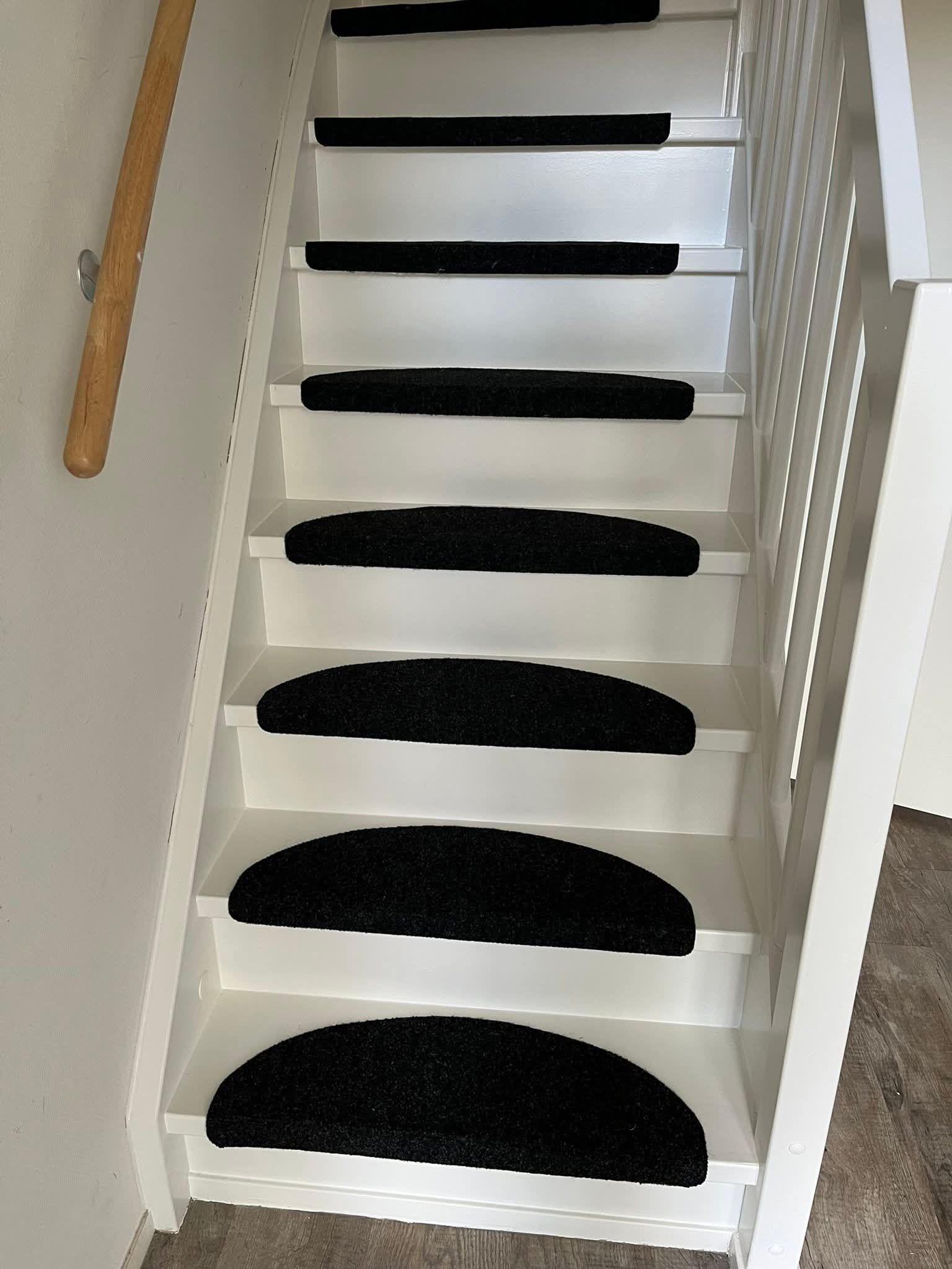 Trap schilderen en halve manen geplaatst