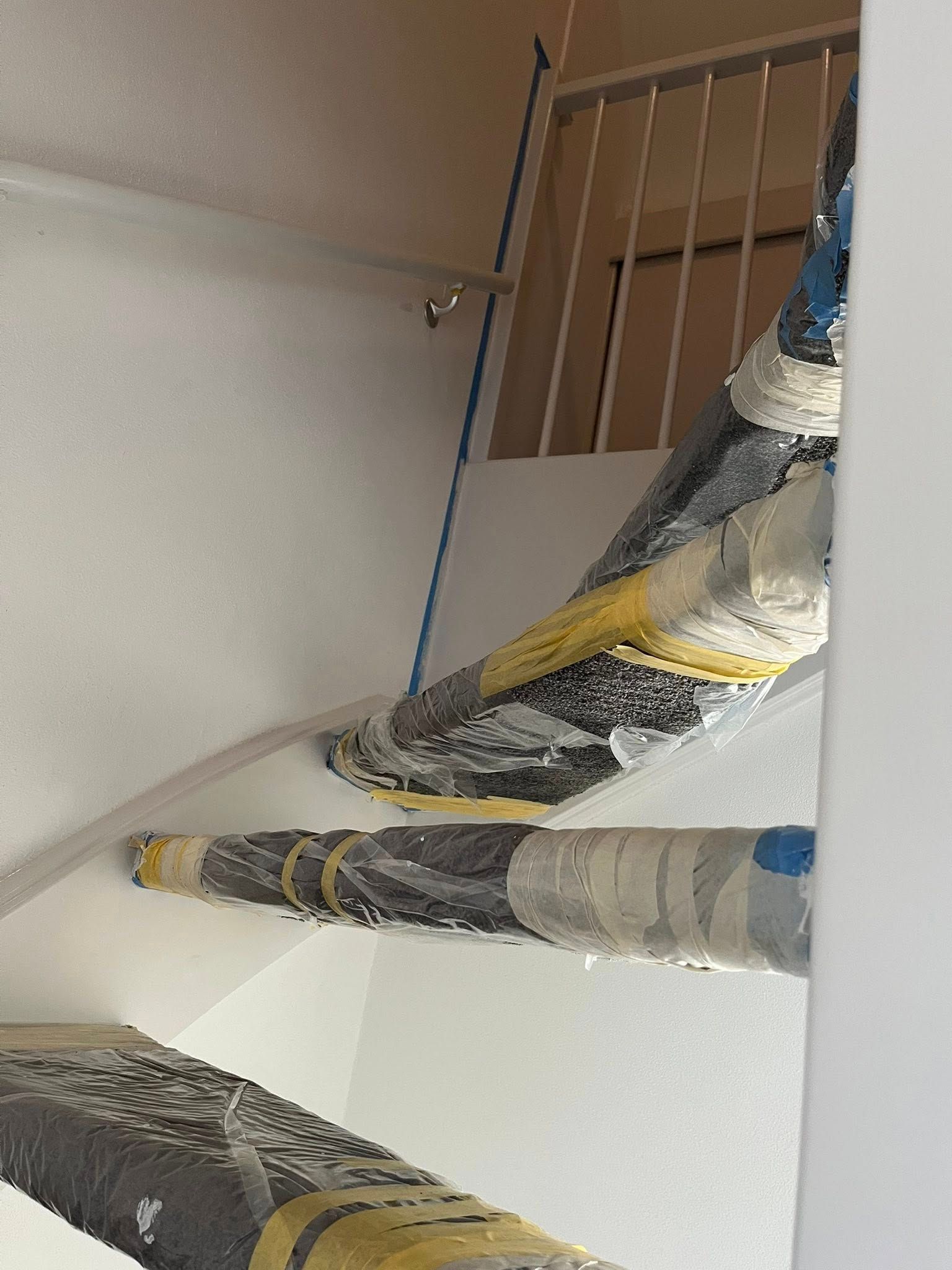 Twee trappen en kozijnen weer strak in de verf