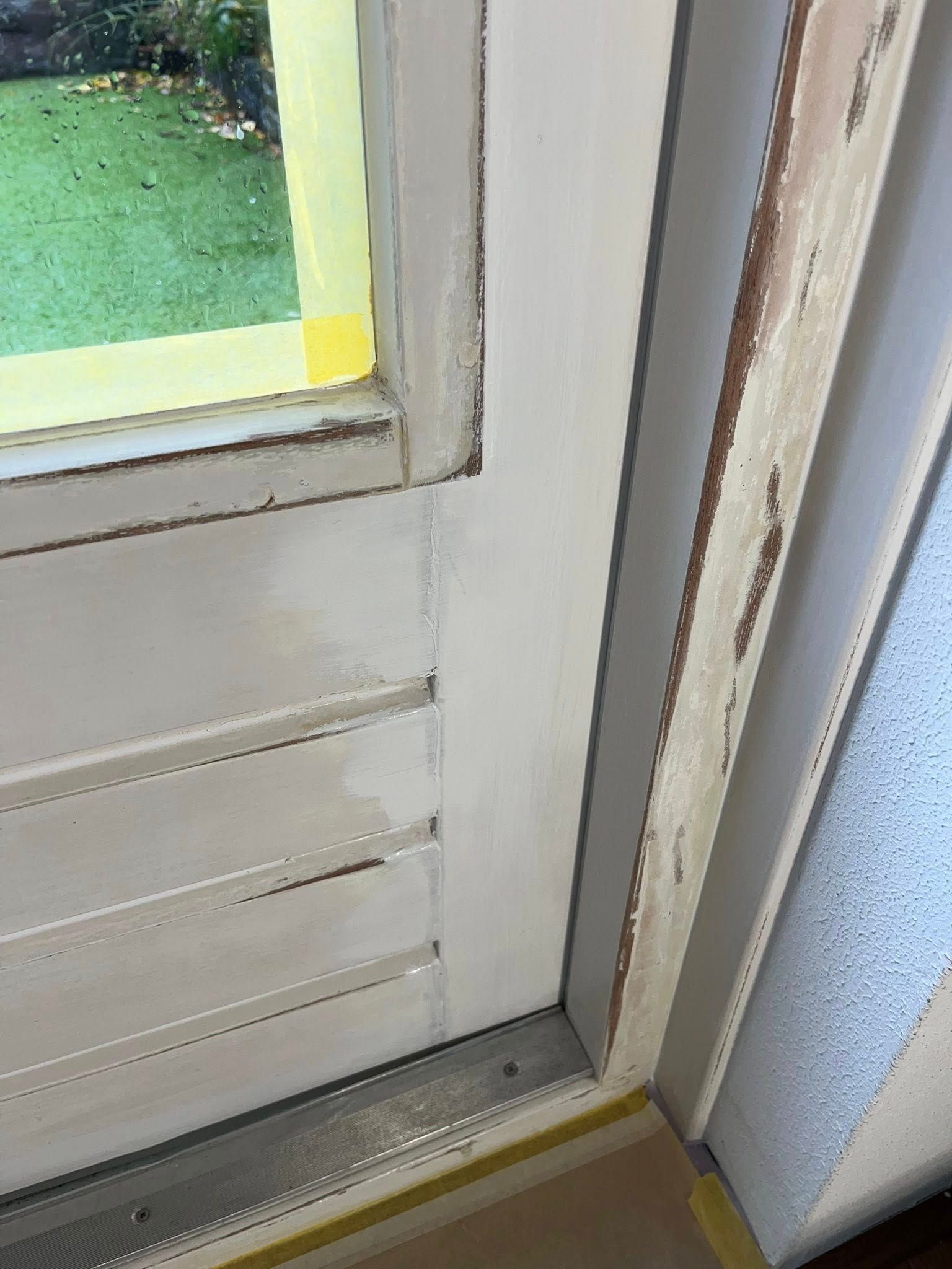 Twee trappen en kozijnen weer strak in de verf