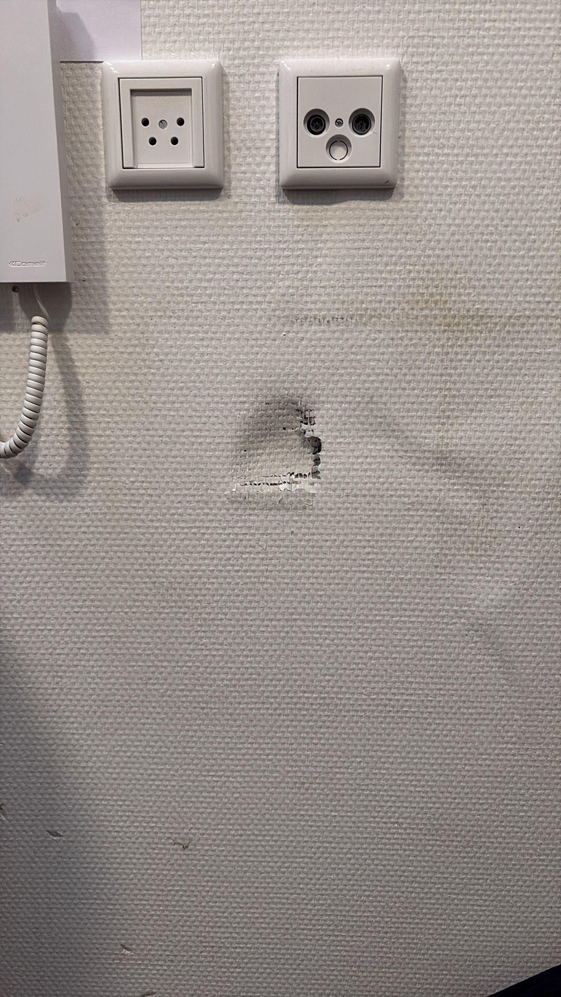 Muren opgeknapt en PVC vloer gerepareerd