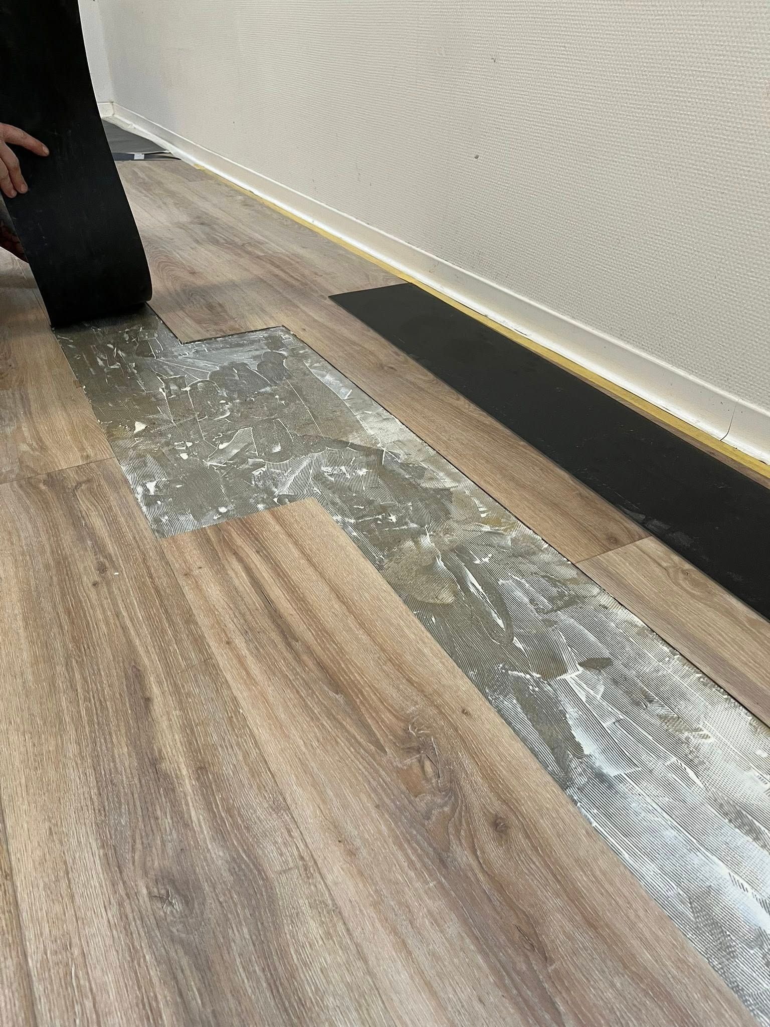 Muren opgeknapt en PVC vloer gerepareerd