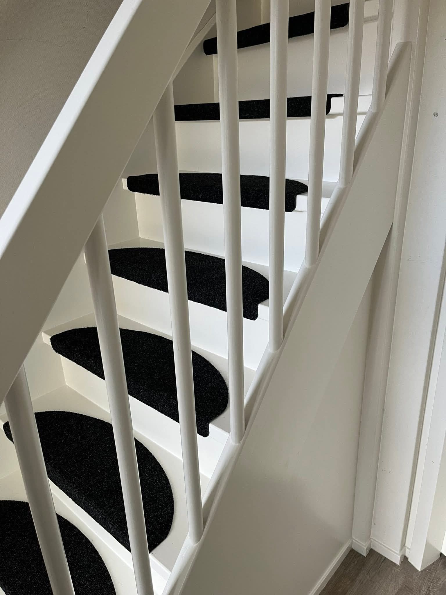 Trap schilderen en halve manen geplaatst