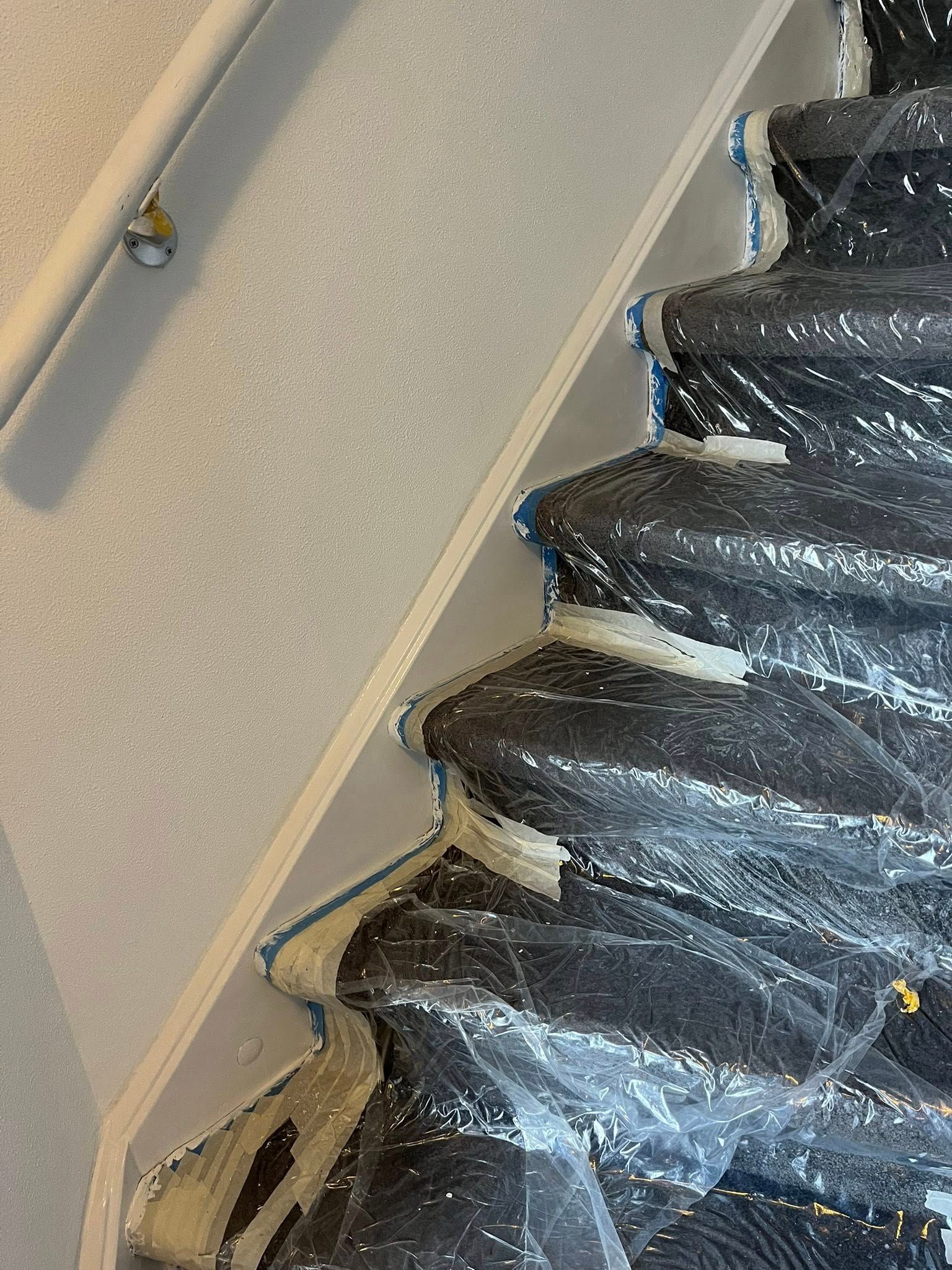 Twee trappen en kozijnen weer strak in de verf