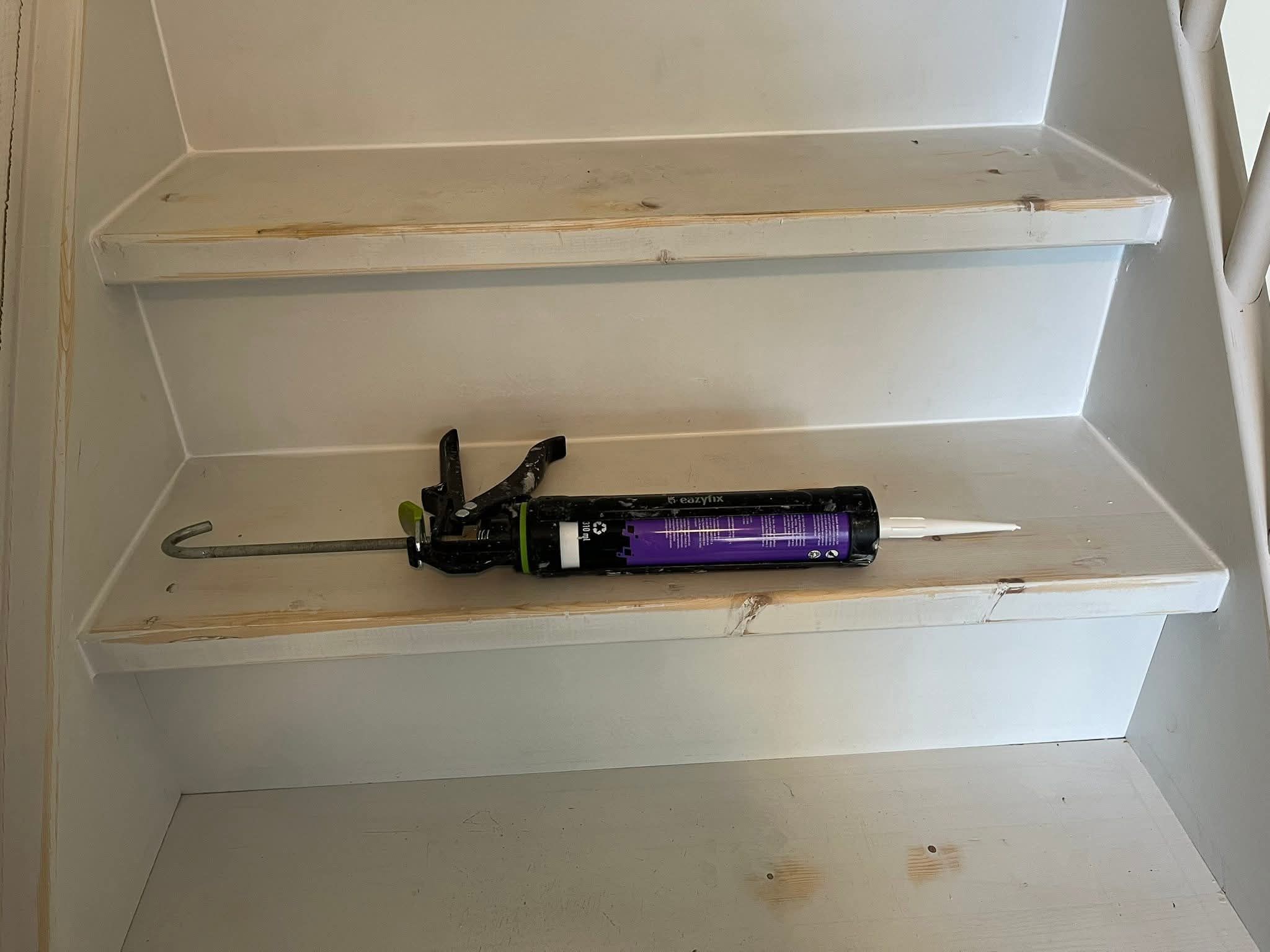 Trap schilderen en halve manen geplaatst