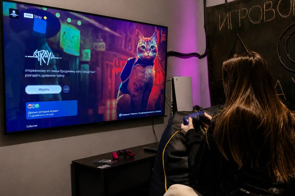 Гра в окремій PlayStation 5-кімнаті клубу RA