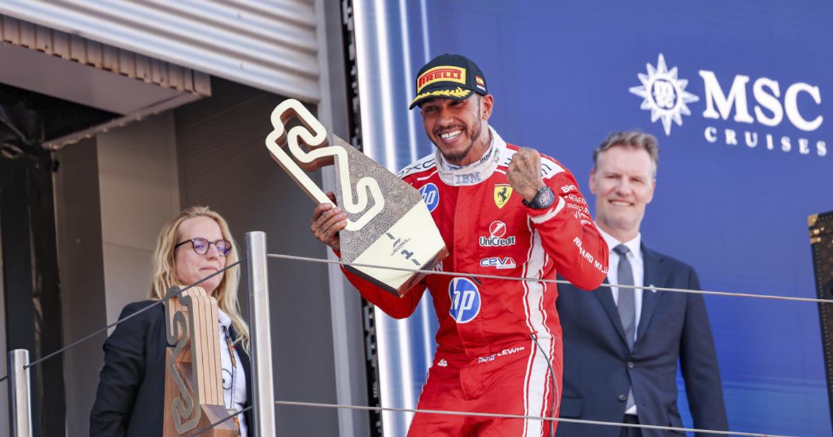 Lewis Hamilton conquistó su primera victoria en Fórmula 1 con Ferrari gracias a una estrategia perfecta a tres paradas en el Circuit de Barcelona-Catalunya, por delante de George Russell y Lando Norris — el primer podio 100% británico desde 1968. El líder del campeonato Kimi Antonelli abandonó a cuatro vueltas del final tras romper la deriva del alerón delantero al pasar a su compañero, y su ventaja queda reducida a 41 puntos.