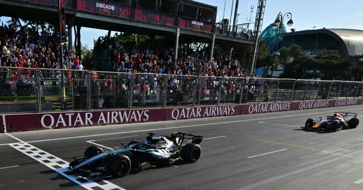 George Russell a remporté un Grand Prix d'Azerbaïdjan dramatique samedi — la journée de course avancée en raison du Jour du Souvenir azerbaïdjanais — en repoussant Max Verstappen de seulement 0,196 seconde après deux voitures de sécurité et une collision multiple au relancement. Kimi Antonelli a remonté de la 16e à la 5e place avec un fond plat endommagé. L'avance au championnat reste à 66 points avec huit manches à disputer.