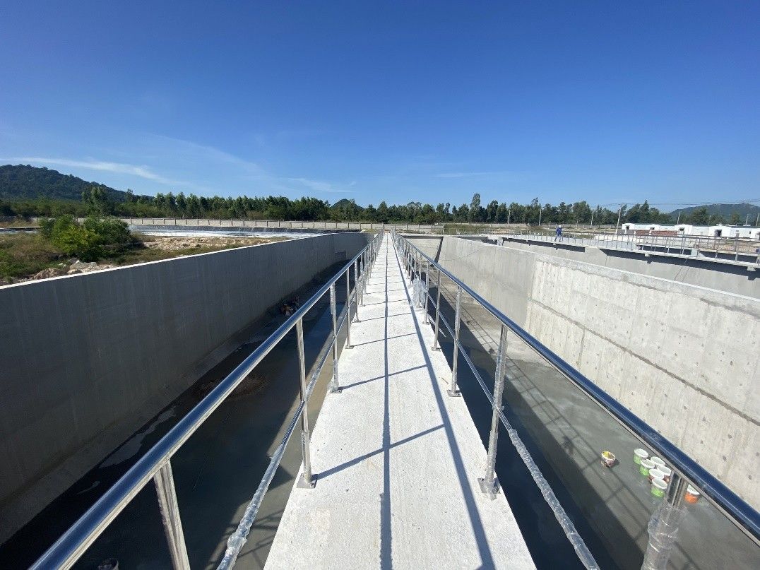 THI CÔNG LAN CAN TRẠM XỬ LÝ NƯỚC THẢI