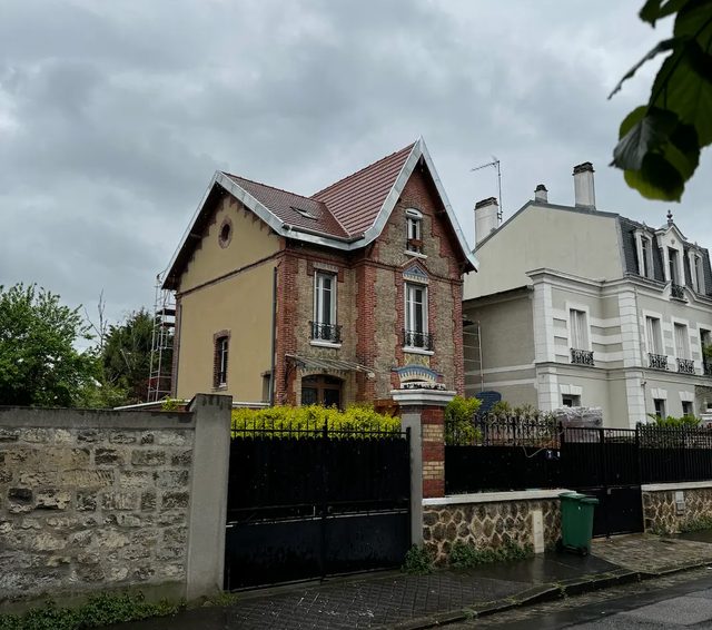 Maison après rénovation complète de la toiture avec habillage en zinc naturel