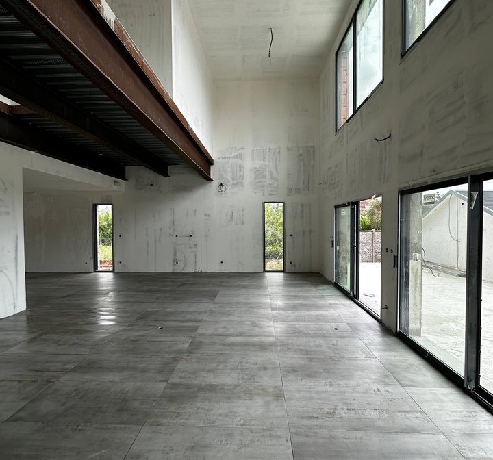 Intérieur moderne avec escalier en béton brut et sol en carrelage grand format