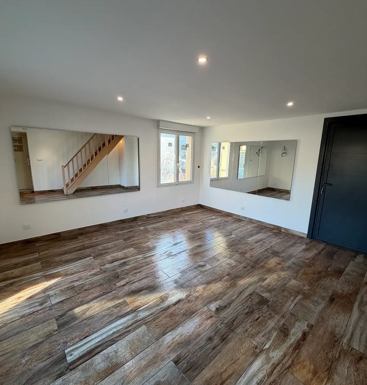 Pièce de vie créée lors d’un agrandissement de maison à Bréval