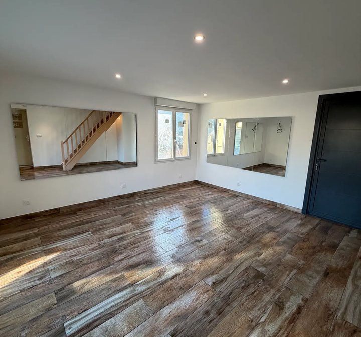 Pièce de vie créée lors d’un agrandissement de maison à Bréval