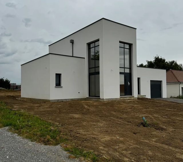 Maison contemporaine terminée avec façade blanche, toit plat et garage intégré