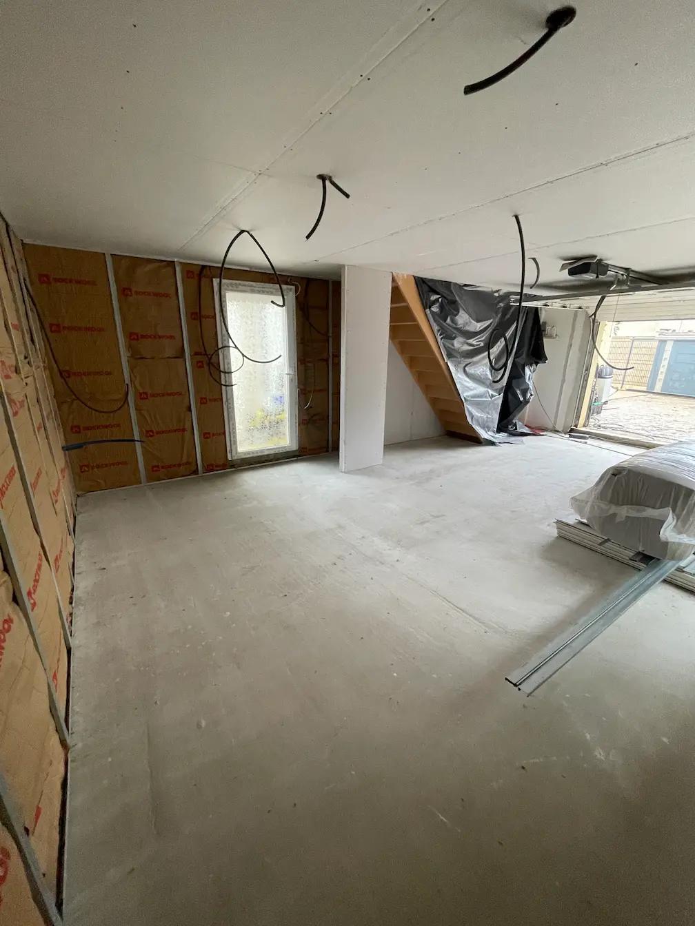 Pièce en cours d'aménagement avec isolation Rockwool, faux plafond et câblage électrique apparent