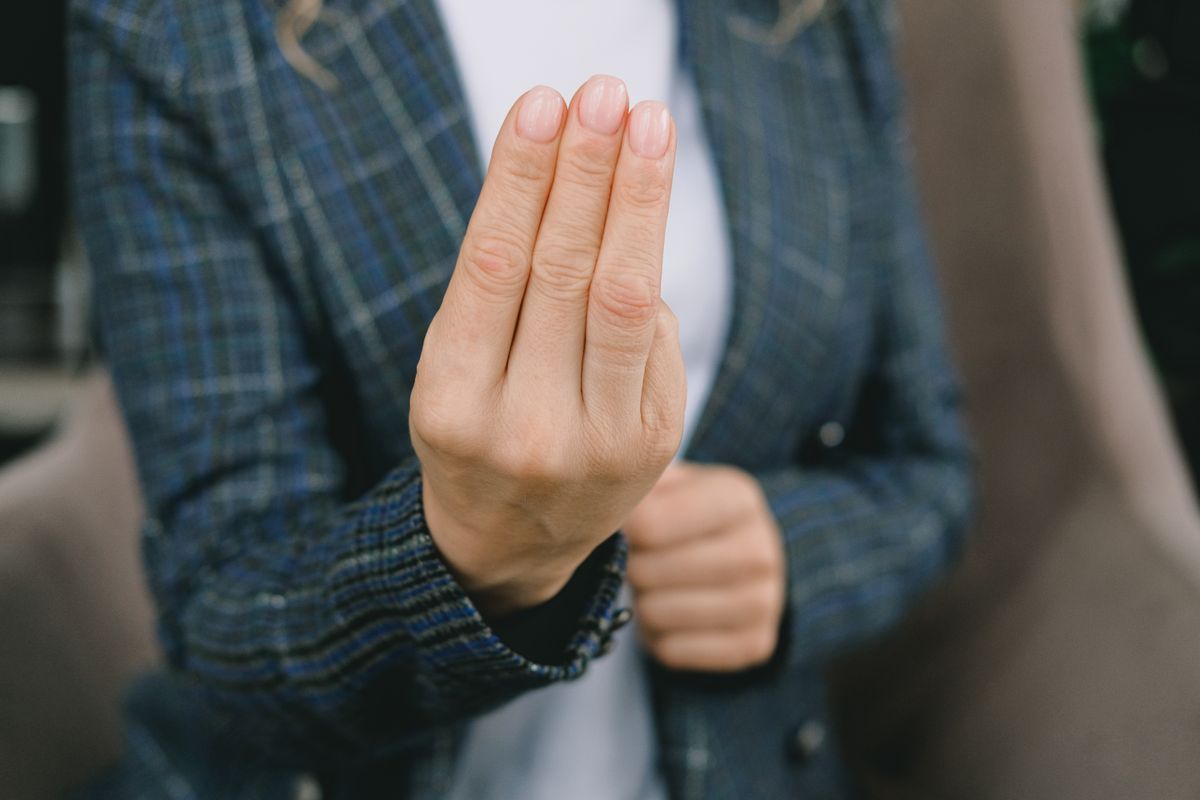 Body language tips for networking: what actually works