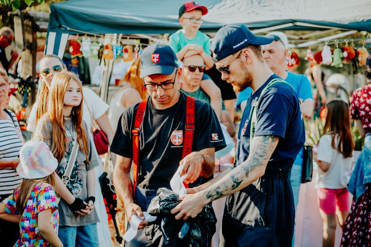 How to Meet People at a Festival (Without Being Weird About It)