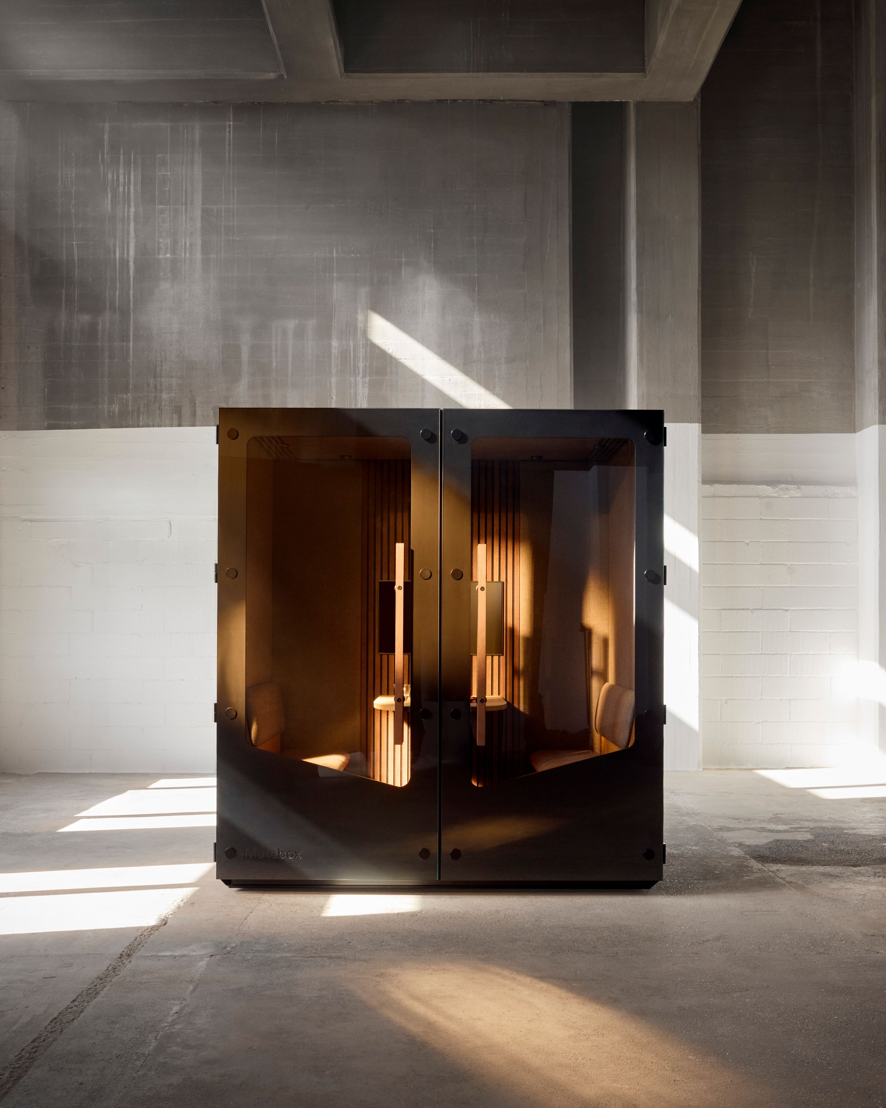 Billede af sort Mutebox Meet Connect i åbent kontorlandskab