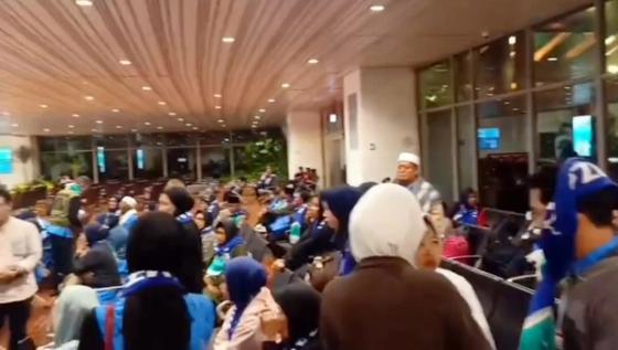 Puluhan Calon Jemaah Umrah Asal Kuningan Tertahan di Soekarno-Hatta, Keberangkatan Gagal