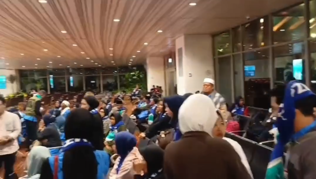 Puluhan Calon Jemaah Umrah Asal Kuningan Tertahan di Soekarno-Hatta, Keberangkatan Gagal