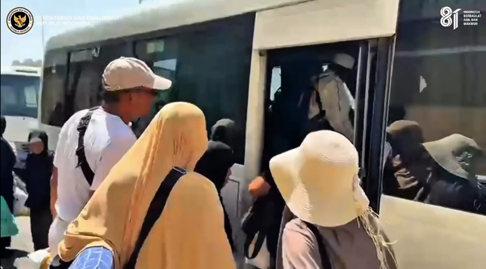 Kemenhaj dan KJRI Jeddah Jemput 38 Jemaah Umrah Terlantar ke Makkah