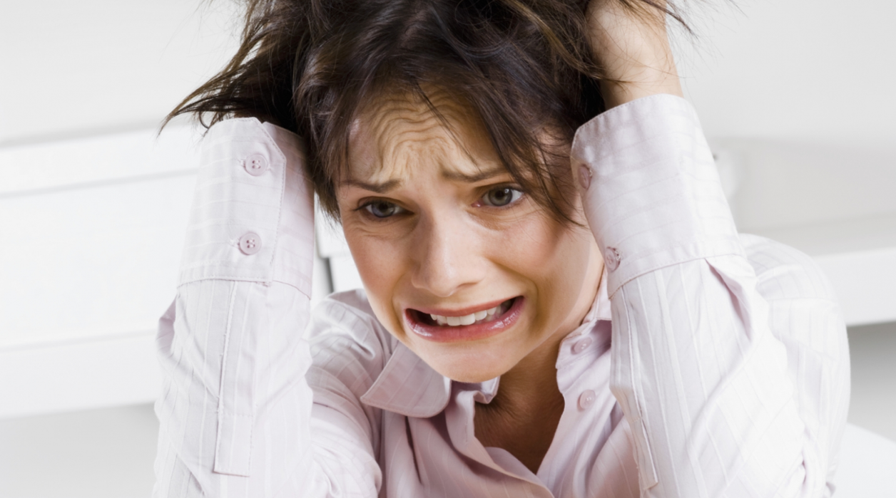 Mujer se agarra el pelo con gesto de angustia