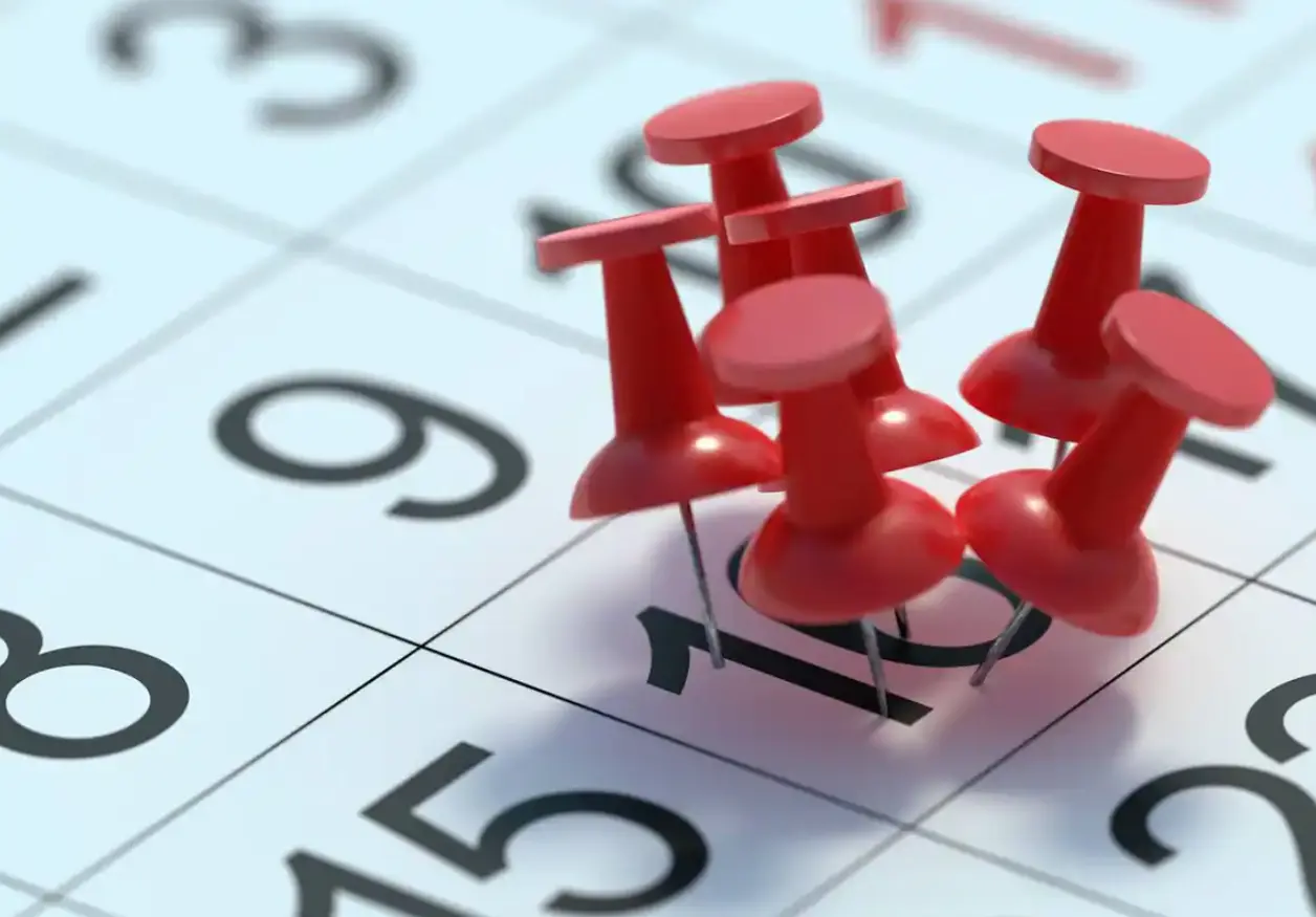 Chinchetas rojas clavadas en un mismo día del calendario