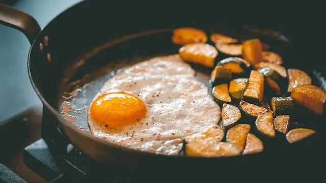 Huevo frito con calabaza en una sartén de hierro